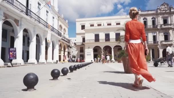 CUBA, LA HABANA - 15 de octubre de 2016: city tour, visita a los principales atractivos de la época colonial en Cuba. Las viejas calles, la plaza principal, los ciudadanos. La vida a través de los ojos de un turista en La Habana . — Vídeos de Stock