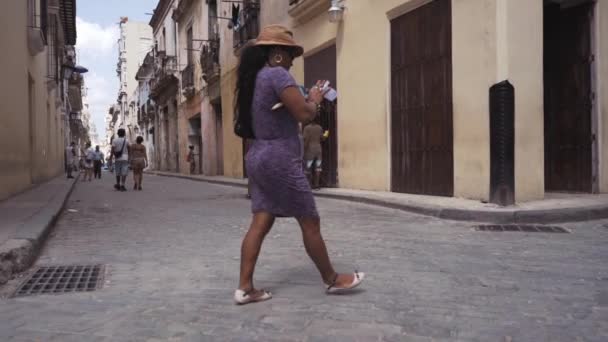 Kuba, Havana - 15 října 2016: město turné, navštivte hlavní atrakcí koloniálního období na Kubě. Starých ulic, náměstí, občany. Život očima turista v Havaně. — Stock video