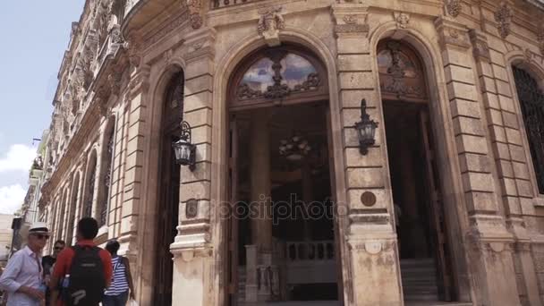 CUBA, HAVANA - OCTOBER 15, 2016: city tour, visit the main attractions of the colonial period in Cuba. The old streets, the main square, the citizens. Life through the eyes of a tourist in Havana. — Stock Video