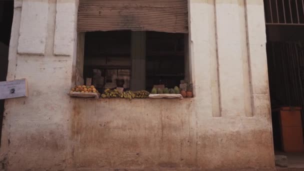 CUBA, HAVANE - 15 OCTOBRE 2016 : visite de la ville, visite des principales attractions de la période coloniale à Cuba. Les vieilles rues, la place principale, les citoyens. La vie à travers les yeux d'un touriste à La Havane . — Video