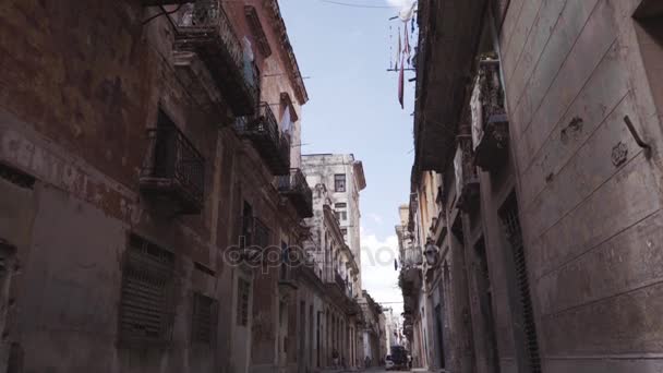 CUBA, LA HABANA - 15 de octubre de 2016: city tour, visita a los principales atractivos de la época colonial en Cuba. Las viejas calles, la plaza principal, los ciudadanos. La vida a través de los ojos de un turista en La Habana . — Vídeos de Stock