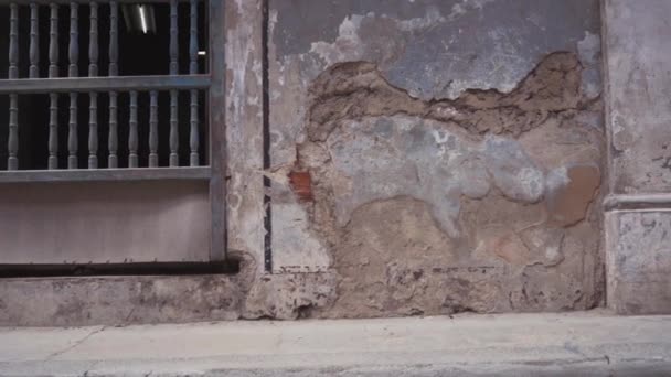 КУБА, Хавана - 15 октября 2016 года: экскурсия по городу, посещение основных достопримечательностей колониального периода на Кубе. Старые улицы, главная площадь, горожане. Жизнь глазами туриста в Гаване . — стоковое видео