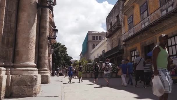 Kuba, Hawana - 15 października 2016: city tour, odwiedź do głównych atrakcji w okresie kolonialnym na Kubie. Po starych uliczkach, rynek główny, obywateli. Życie oczami turysty w Hawanie. — Wideo stockowe