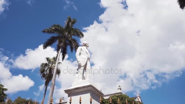 Küba, Havana - 15 Ekim 2016: şehir turu, Küba'da sömürge döneminin ana konumlar ziyaret edin. Eski sokaklar, ana kare, vatandaşlar. Hayat için Havana'bir turist gözüyle. — Stok video