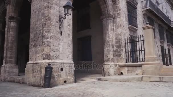 CUBA, HAVANA - OCTOBER 15, 2016: city tour, visit the main attractions of the colonial period in Cuba. The old streets, the main square, the citizens. Life through the eyes of a tourist in Havana. — Stock Video