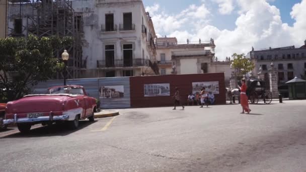 Kuba, Havana - 15 října 2016: město turné, navštivte hlavní atrakcí koloniálního období na Kubě. Starých ulic, náměstí, občany. Život očima turista v Havaně. — Stock video