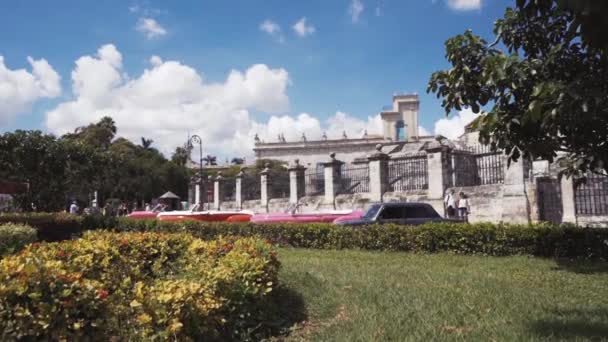 CUBA, LA HABANA - 15 de octubre de 2016: city tour, visita a los principales atractivos de la época colonial en Cuba. Las viejas calles, la plaza principal, los ciudadanos. La vida a través de los ojos de un turista en La Habana . — Vídeos de Stock