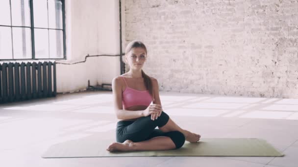 Mooie yoga meisje doet asana's in studio — Stockvideo
