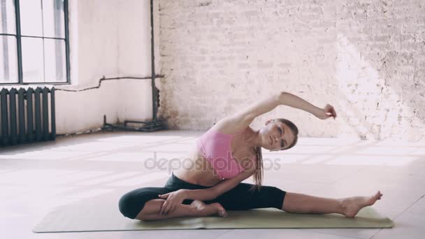 Belle fille de yoga faisant asanas en studio — Video