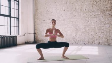 Asanalar Studio yapıyor güzel yoga-kız