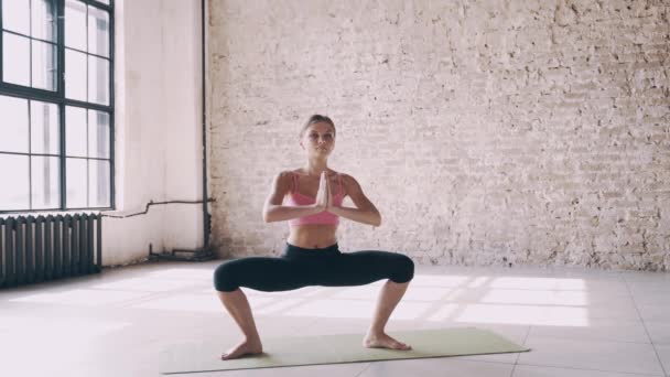 Belle fille de yoga faisant asanas en studio — Video