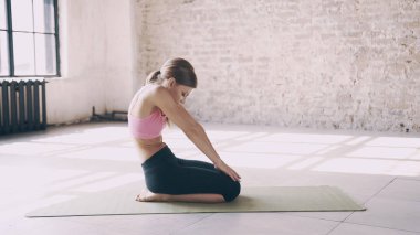 Yoga egzersizleri yalan ve mindere oturmuş.