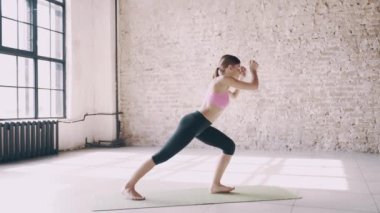 Asanalar Studio yapıyor güzel yoga-kız