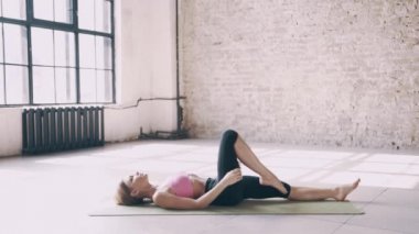 Asanalar Studio yapıyor güzel yoga-kız