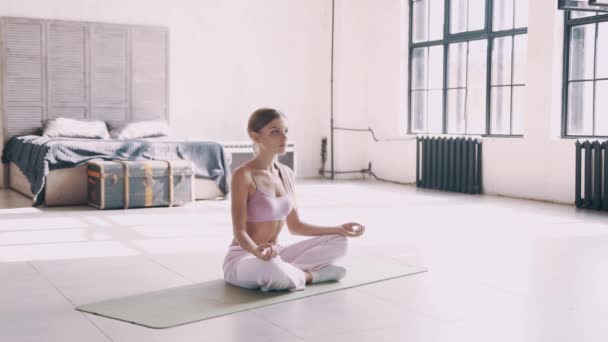 瑜伽在家里。在家为初学者做简单的瑜伽练习 — 图库视频影像
