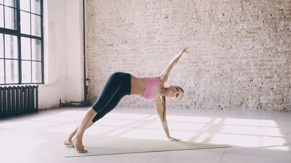 Asanalar Studio yapıyor güzel yoga-kız