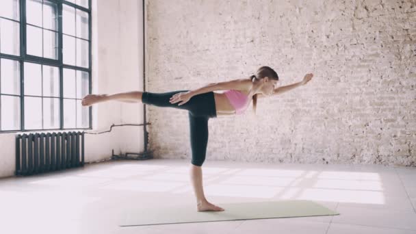 Menina bonita ioga fazendo asanas no estúdio — Vídeo de Stock