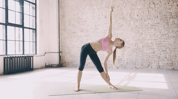 Asanalar Studio yapıyor güzel yoga-kız