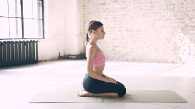 Asanalar Studio yapıyor güzel yoga-kız