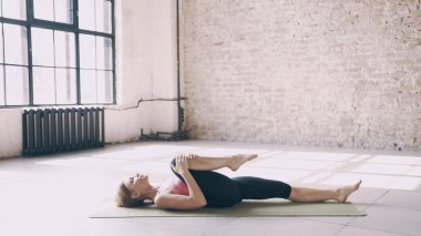 Yoga egzersizleri yalan ve mindere oturmuş.