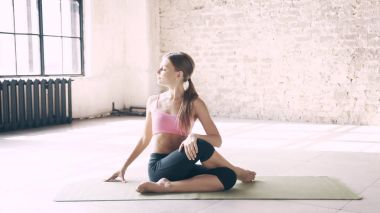 Asanalar Studio yapıyor güzel yoga-kız