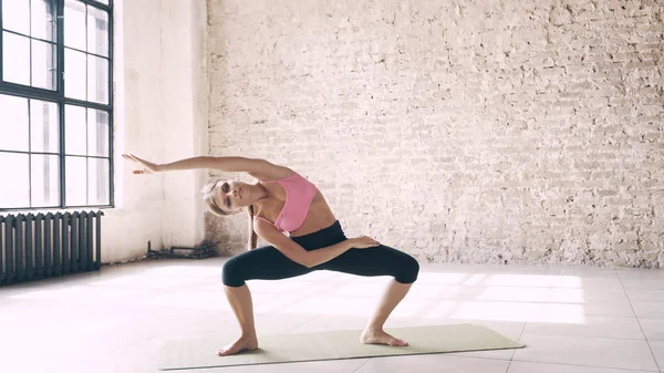 Asanalar Studio yapıyor güzel yoga-kız