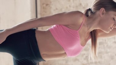 Ağır çekim çekim Yoga yakın çekim çalışmaları. Sportif kız dostum egzersizleri yapıyor. Muhteşem germe ve istikrar t