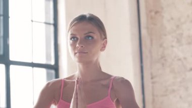 Ağır çekim çekim Yoga yakın çekim çalışmaları. Sportif kız dostum egzersizleri yapıyor. Muhteşem germe ve istikrar t