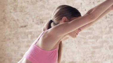 Ağır çekim çekim Yoga yakın çekim çalışmaları. Sportif kız dostum egzersizleri yapıyor. Muhteşem germe ve istikrar t