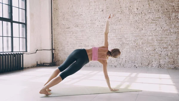 Asanalar Studio yapıyor güzel yoga-kız