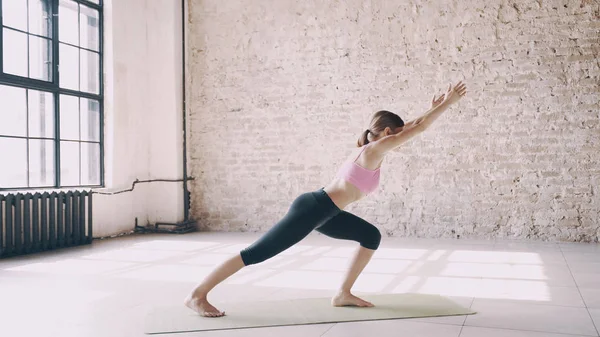 Vackra yoga girl gör asanas i studio Royaltyfria Stockfoton