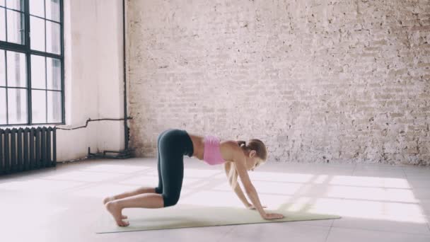 Bella ragazza yoga che fa asana in studio — Video Stock