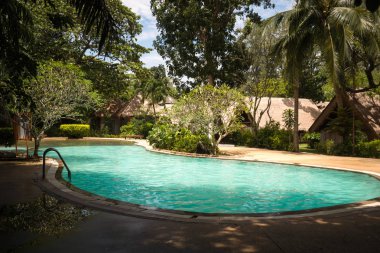 Koh H. havuzu ormanın içinde yer alan mavi su ile