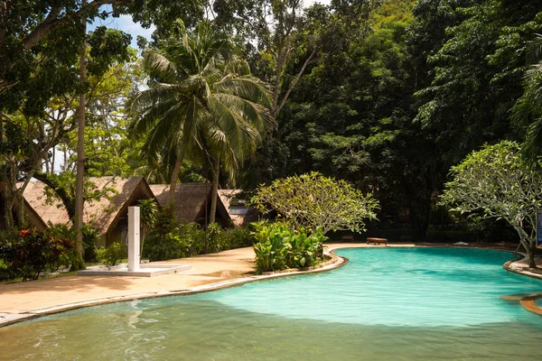 Koh H. Piscina con agua azul situada en la selva —  Fotos de Stock