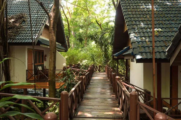 Bungalov adanın arasında Tayland Koh o'nın derinliklerinde bulunan