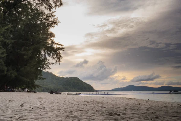 Hermosas vistas de la isla de Ko HE en Tailandia al amanecer y al atardecer. Mar de Andamán — Foto de Stock