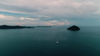 Tayland Mercan Adası uçak atış görünümü adanın deniz seviyesinden 500 metre yükseklikten. Quadrocopter ile çekim.