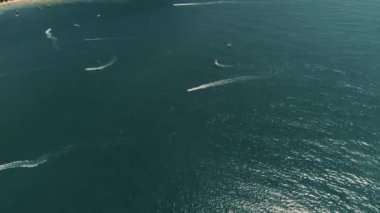 Tayland Mercan Adası uçak atış küçük spor tekneler, büyük katamaran, balıkçılık guletleri, yakınındaki adanın turistler eğlence için etkin Rating.