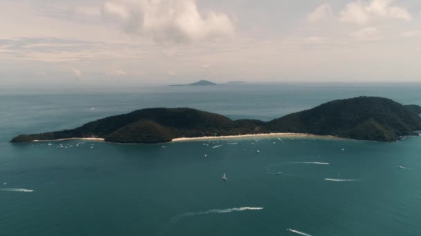 タイ コーラル島ドローンのショットは、海抜 500 メートルの高さから島のビュー。Quadrocopter で撮影. — ストック動画
