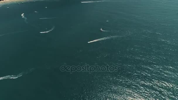 Tailandia Coral Island Drone Shot Pequeños barcos deportivos, grandes catamaranes, goletas de pesca, tráfico activo cerca de la isla para el entretenimiento de los turistas . — Vídeo de stock