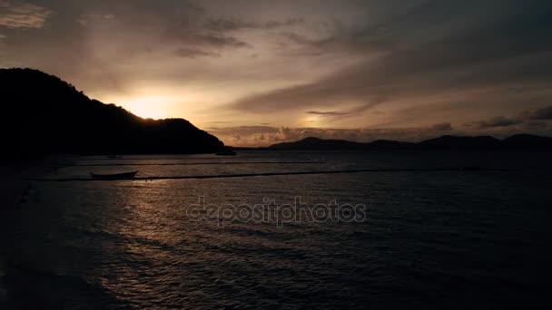 Tailandia Coral Island Drone Shot hermoso atardecer en la isla — Vídeos de Stock