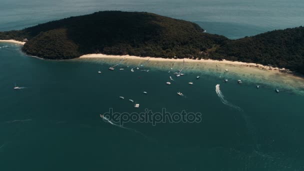 Thailand koraaleiland Drone Shot kleine sport boten, grote catamarans, visserij schoeners, actieve verkeer in de buurt van het eiland voor het vermaak van toeristen. — Stockvideo