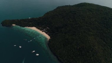 Tayland Mercan Adası uçak atış küçük spor tekneler, büyük katamaran, balıkçılık guletleri, yakınındaki adanın turistler eğlence için etkin Rating.