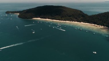 Tayland Mercan Adası uçak atış küçük spor tekneler, büyük katamaran, balıkçılık guletleri, yakınındaki adanın turistler eğlence için etkin Rating.