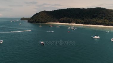 Tayland Mercan Adası uçak atış küçük spor tekneler, büyük katamaran, balıkçılık guletleri, yakınındaki adanın turistler eğlence için etkin Rating.