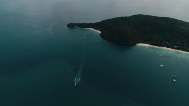 Tayland Mercan Adası uçak atış görünümü adanın deniz seviyesinden 500 metre yükseklikten. Quadrocopter ile çekim.