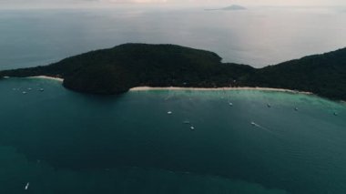 Tayland Mercan Adası uçak atış görünümü adanın deniz seviyesinden 500 metre yükseklikten. Quadrocopter ile çekim.