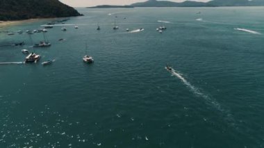 Tayland Mercan Adası uçak atış küçük spor tekneler, büyük katamaran, balıkçılık guletleri, yakınındaki adanın turistler eğlence için etkin Rating.