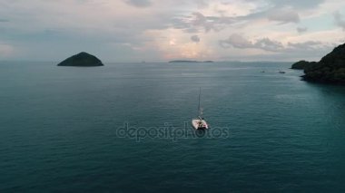 Tayland Mercan Adası uçak atış küçük spor tekneler, büyük katamaran, balıkçılık guletleri, yakınındaki adanın turistler eğlence için etkin Rating.
