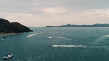 Tayland Mercan Adası uçak atış küçük spor tekneler, büyük katamaran, balıkçılık guletleri, yakınındaki adanın turistler eğlence için etkin Rating.